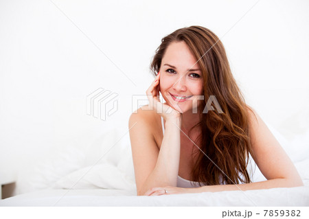 woman lying in bed looking forward woman lying in bed looking forward 7859382