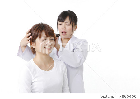 頭に病気を発見した女性医師 7860400