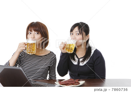 女子会する若い女性 7860736