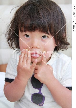 変顔のかわいい女の子の写真素材