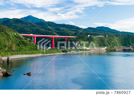 新潟県柏崎市 日本海から見た米山 米山大橋 青海川駅の写真素材