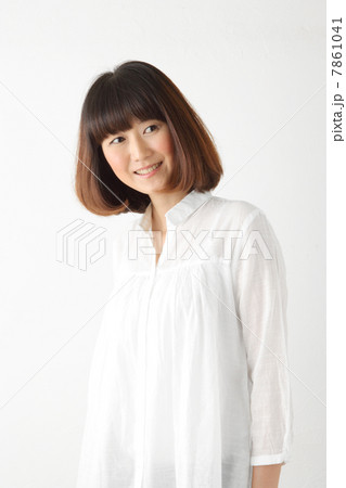 白い服の落ち着いた女性の写真素材