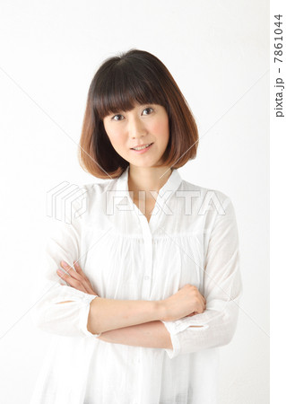 白い服の落ち着いた女性の写真素材