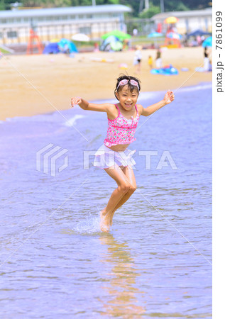 海水浴を楽しむ女の子 海水浴を楽しむ女の子 7861099