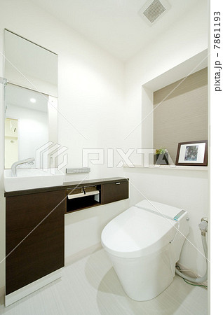 新築住宅のトイレ 7861193
