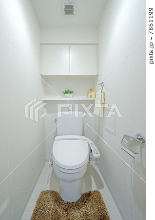 洋式便器の個室トイレ 7861199