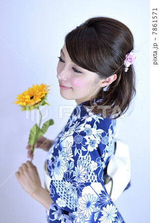 浴衣姿の20代女性 7861571