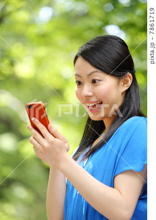スマートフォンを使う女の子 スマートフォンを使う女の子 7861719