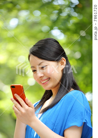 スマートフォンを使う女の子 スマートフォンを使う女の子 7861720