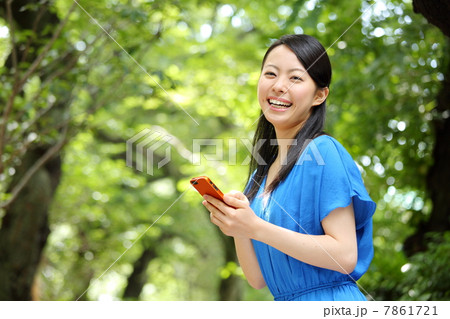 スマートフォンを使う女の子 スマートフォンを使う女の子 7861721