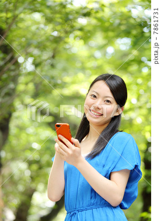 スマートフォンを使う女の子 7861731