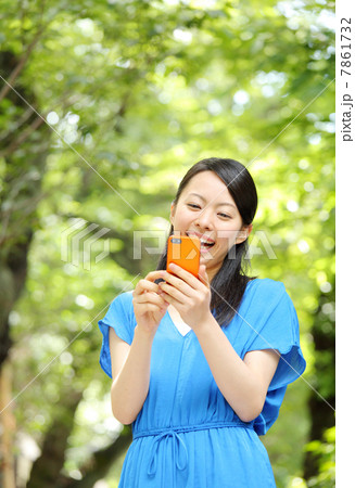 スマートフォンを使う女の子 7861732