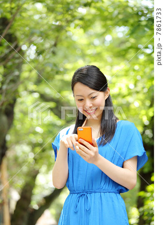 スマートフォンを使う女の子 スマートフォンを使う女の子 7861733