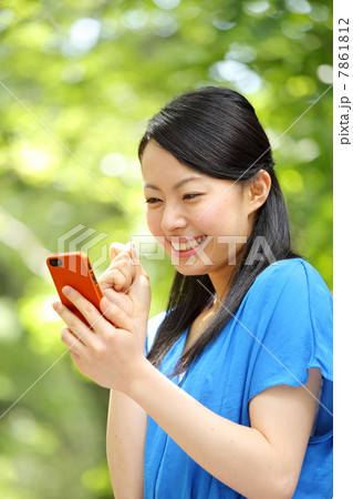 スマートフォンを使う女の子・ガッツポーズ スマートフォンを使う女の子・ガッツポーズ 7861812