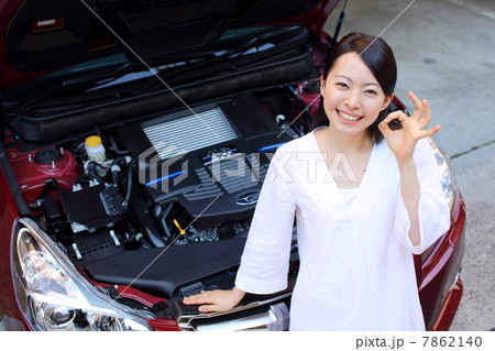 自動車のボンネットを開ける女の子 自動車のボンネットを開ける女の子 7862140