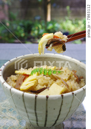 庭先で筍ごはんを食べる 7863112