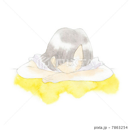 机の上で眠る女性のイラスト素材 7863254 Pixta