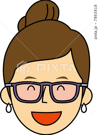サングラスをかけた20代女性の笑顔 7863818