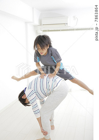 家族で運動 7863864