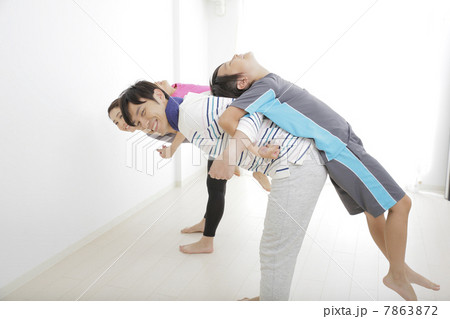 家族で運動 7863872