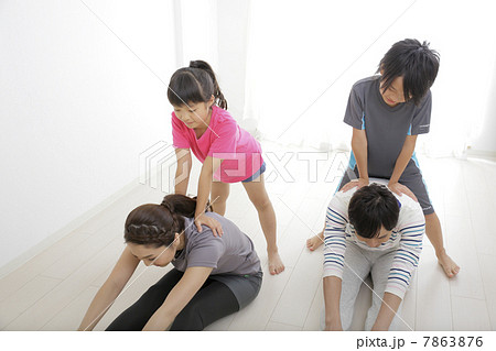家族で運動 7863876