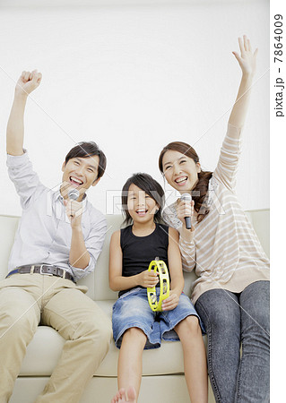 家族でカラオケ 7864009