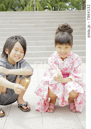 浴衣で花火 7864132