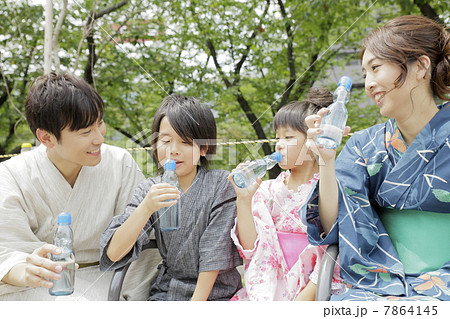 浴衣でラムネ 7864145