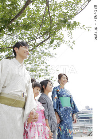 浴衣の家族 7864189