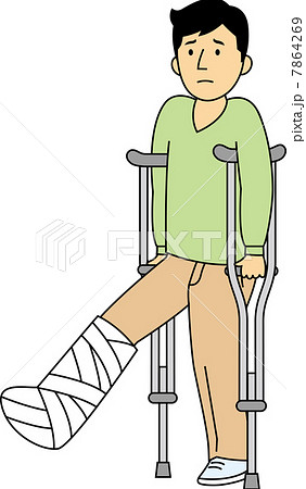 松葉杖を付いて歩く40代男性 松葉杖を付いて歩く40代男性 7864269