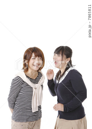 噂話で盛り上がる若い女性 7865811