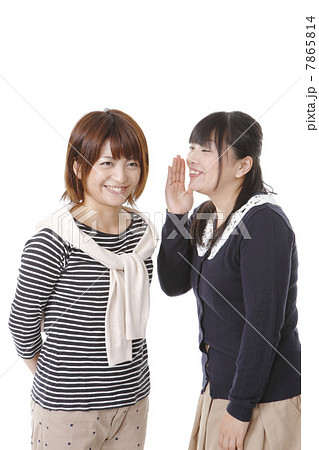噂話で盛り上がる若い女性 7865814