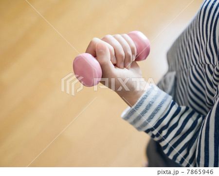 トレーニングする女性 7865946