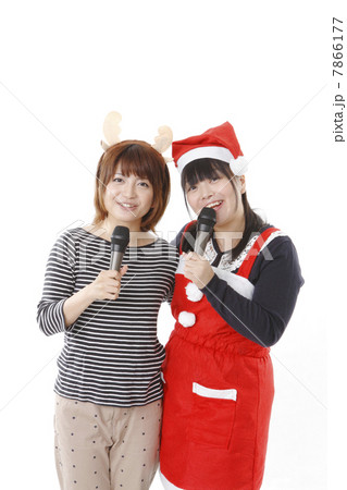 カラオケで盛り上がる若い女性 7866177