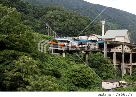 宇奈月駅を発車するトロッコ電車 宇奈月駅を発車するトロッコ電車 7866578