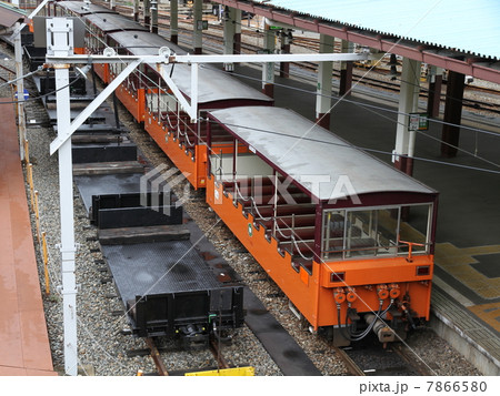 出発を待つ黒部渓谷トロッコ電車 7866580