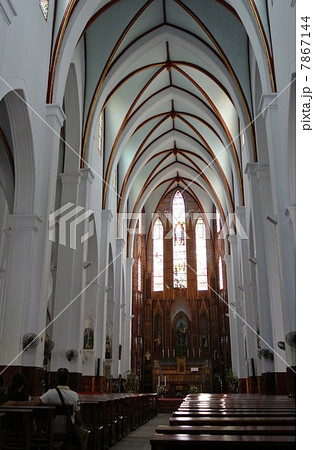 ハノイ大教会・セント・ジョセフ教会の広々した内部（ベトナム） 7867144