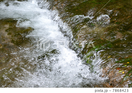 清い水の流れの写真素材