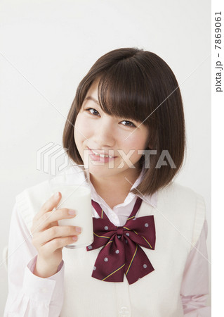 朝食を食べる女子高生 7869061