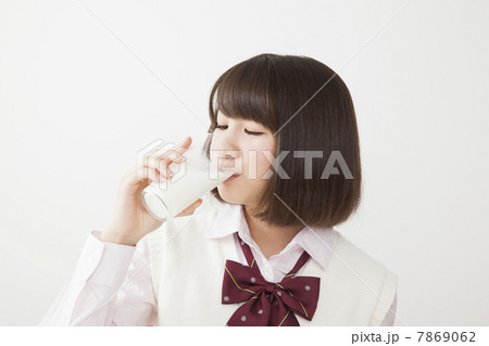朝食を食べる女子高生 7869062