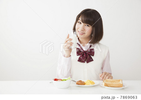朝食を食べる女子高生 7869063