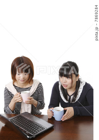 パソコンを楽しむ２人の若い女性 7869284