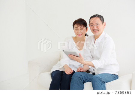 iPadを使うシニア夫婦 7869365