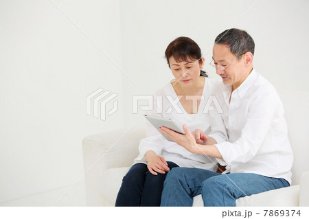 iPadを使うシニア夫婦 iPadを使うシニア夫婦 7869374