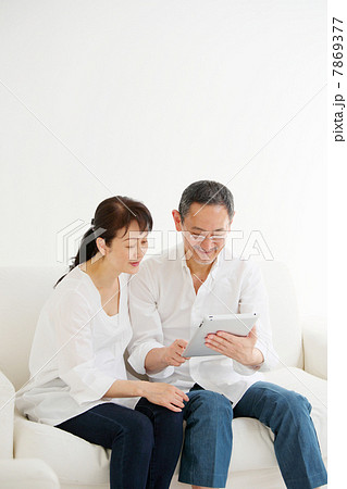 iPadを使うシニア夫婦 iPadを使うシニア夫婦 7869377