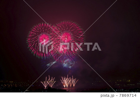 横浜港に上がる打ち上げ花火 7869714