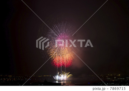 横浜港に上がる打ち上げ花火 7869715