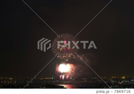 横浜港に上がる打ち上げ花火 横浜港に上がる打ち上げ花火 7869716