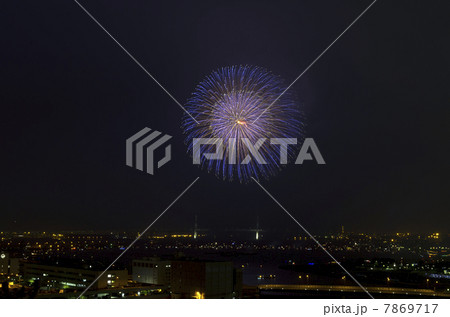 横浜港に上がる打ち上げ花火 横浜港に上がる打ち上げ花火 7869717