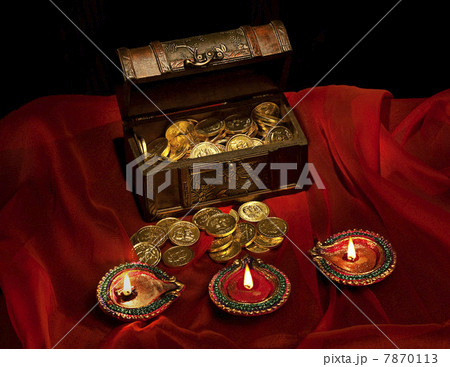 Gold coins and diyas Gold coins and diyas 7870113